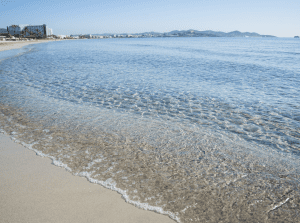 As águas cristalinas da Playa d'En Bossa